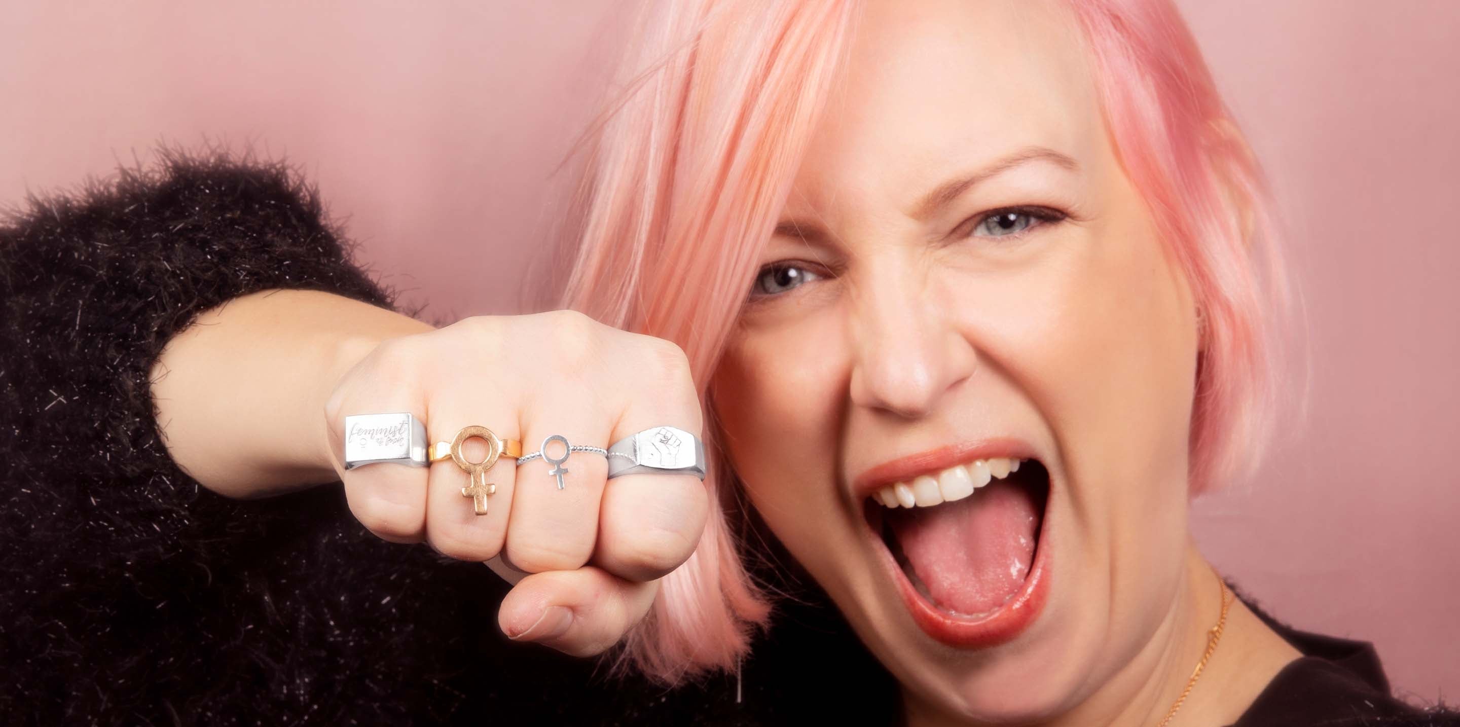 Nathalie feministsmeden visar näven för kvinnokampen