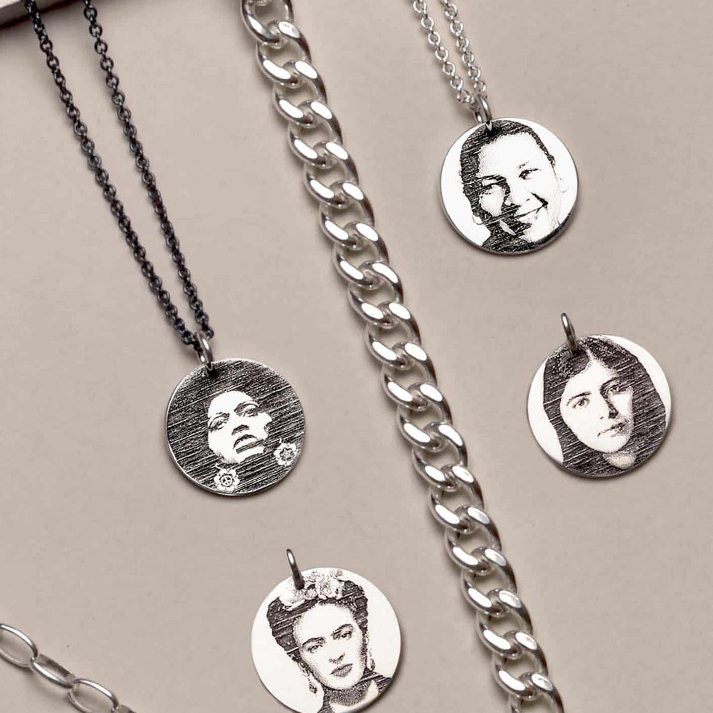Hängsmycken inspirerade av feministiska förebilder i silver och guld från Feministsmeden.