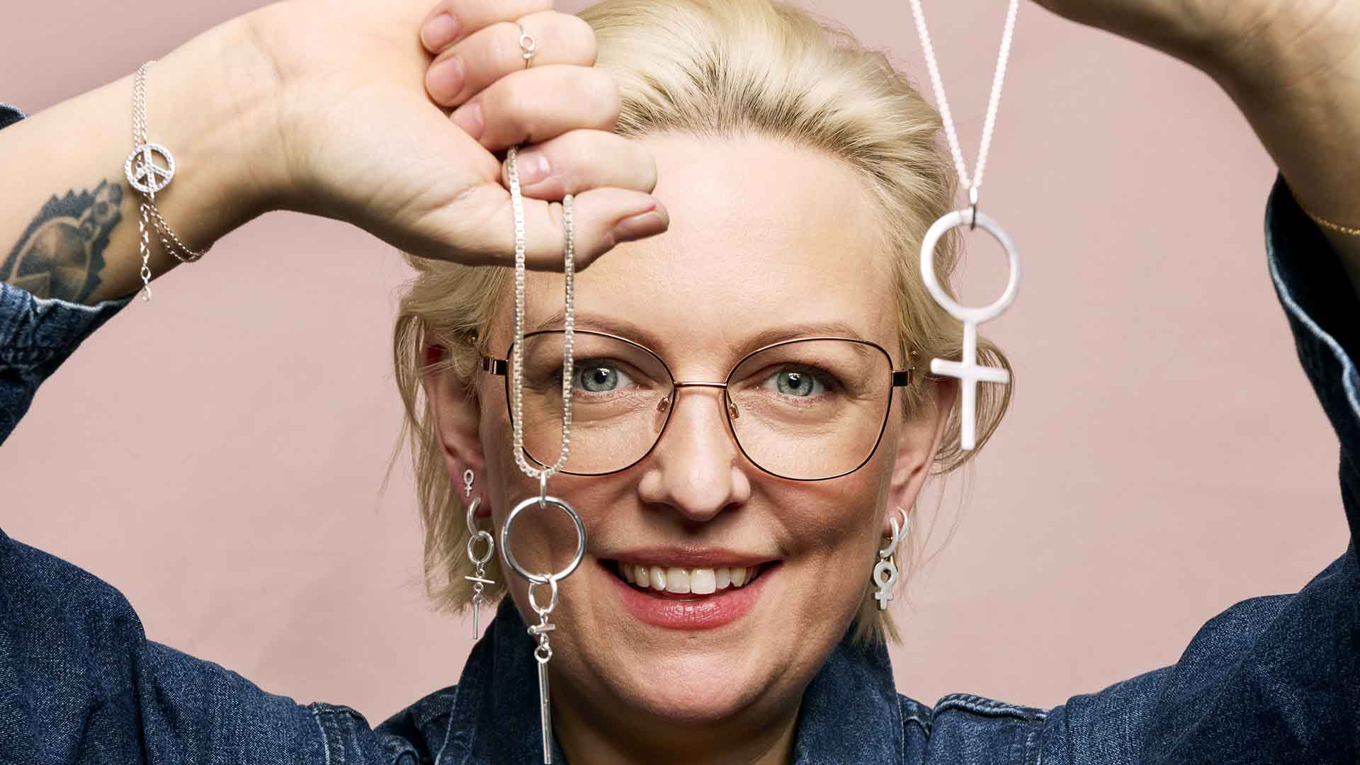 Handgjorda feministiska smycken i silver och guld med kvinnotecken och kraftfulla budskap.