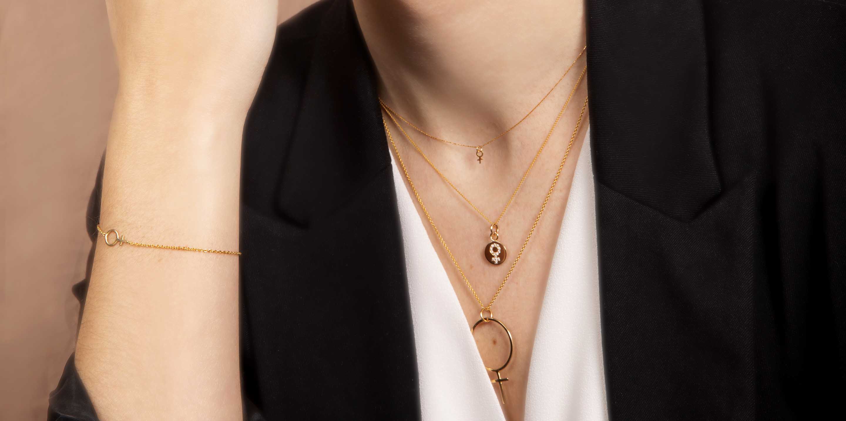 Handgjorda guldhalsband med kvinnosymboler i återvunnet 18K guld från Feministsmeden.
