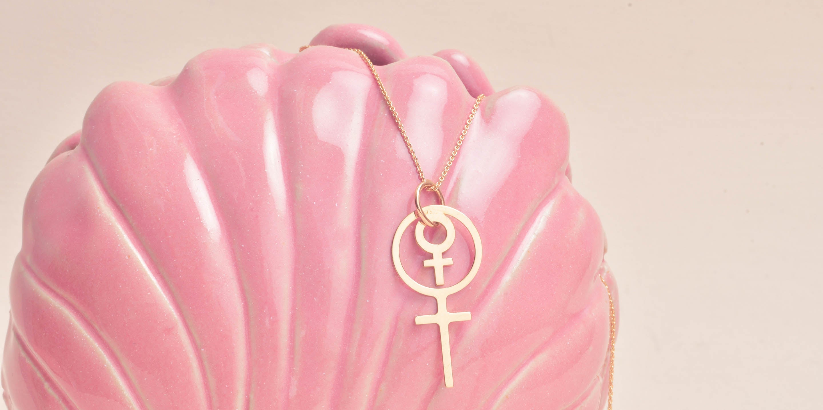 Handgjorda hängsmycken med kvinnotecken i återvunnet 18K guld från Feministsmeden.