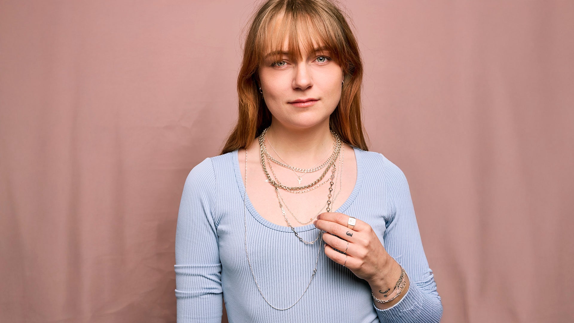 Silverkedjor till hängsmycken i olika längder och stilar från Feministsmeden.