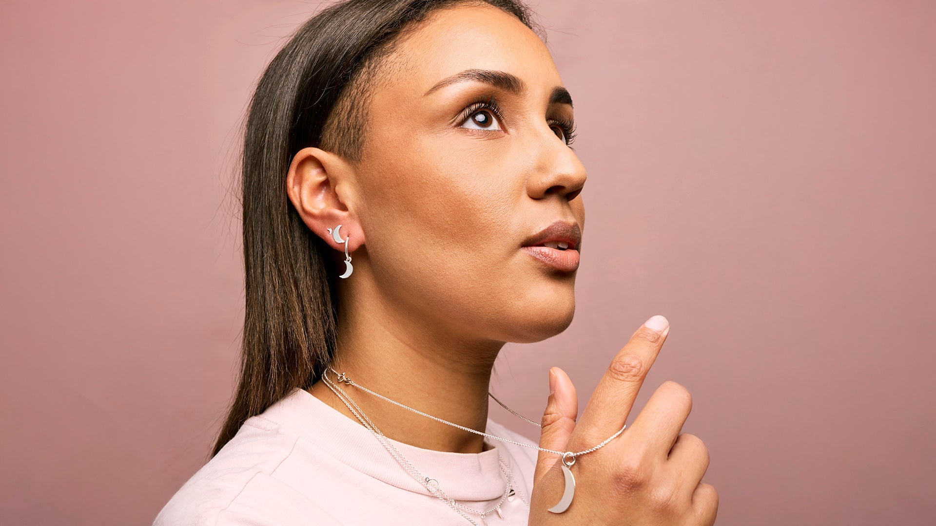 Månsmycken i silver och guld inspirerade av månens faser och kvinnlig kraft från Feministsmeden.