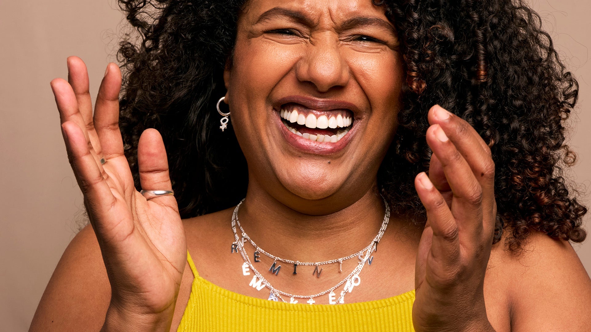 Kvinna bär revolution kollektionen från feministsmeden och är superglad