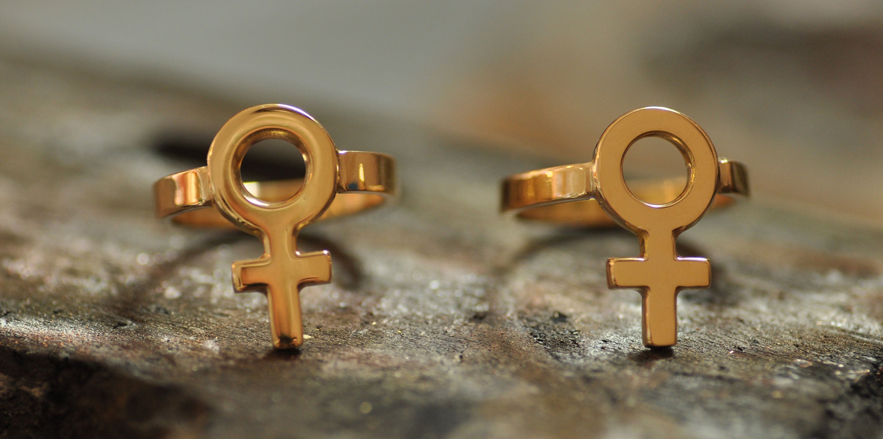 Specialbeställda smycken i silver och guld skapade för hand av Feministsmeden.