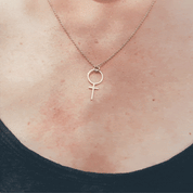 Rosa Feministhänge 18k guld