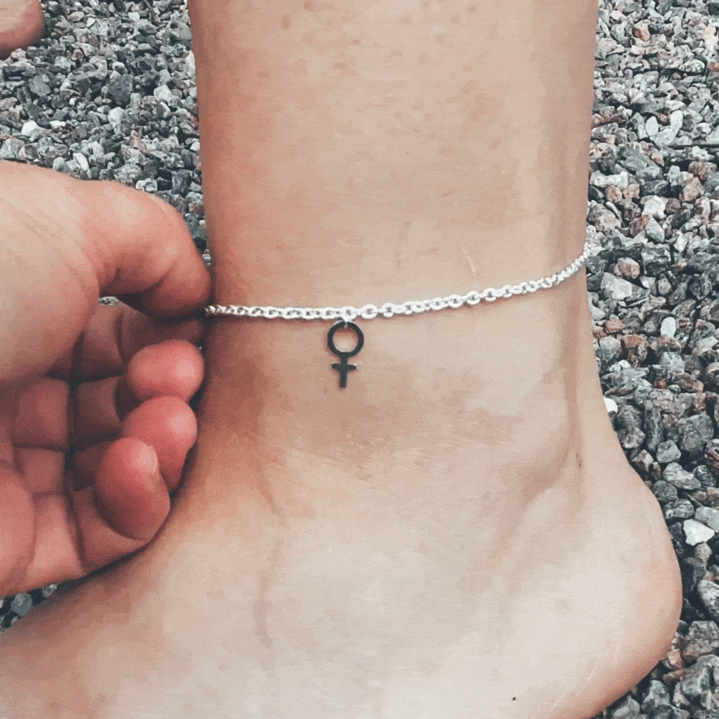 Fotlänk från feministsmeden i silver