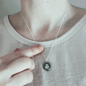 Angela förebild hängsmycke