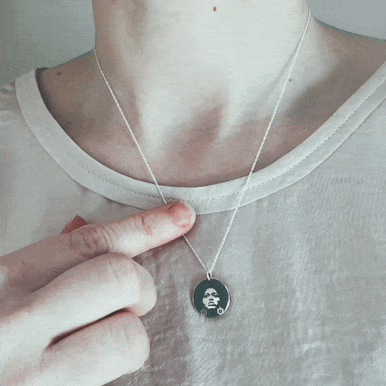 Angela förebild hängsmycke