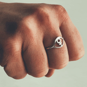 Feministöga ring i silver