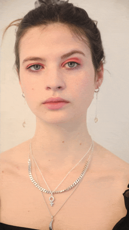 adelstensorhangen-silver-luna-hange-feministsmeden_1_1d2c3d2c-b06b-48fc-8f3a-e89634214280.gif