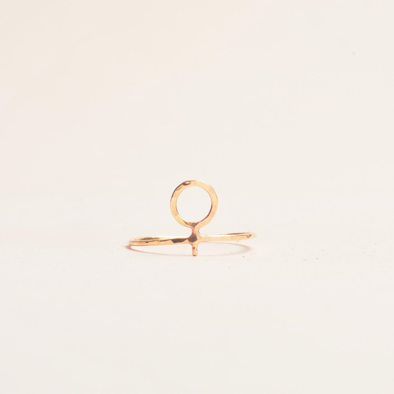 Amanda 18k Hamrad ring - Feministsmeden