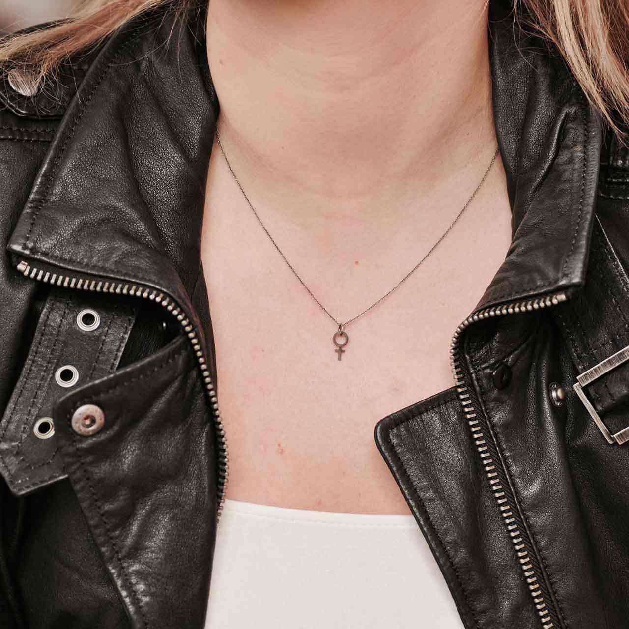 Angela Feministhänge Svartoxiderat - Feministsmeden