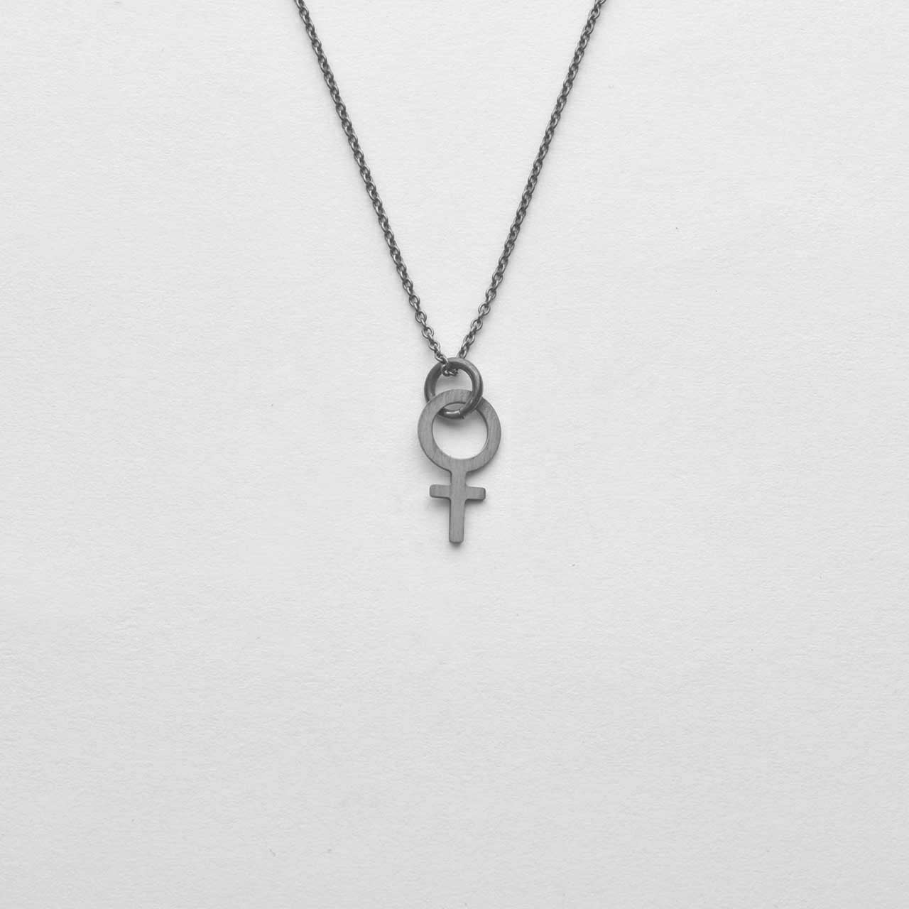 Angela Feministhänge Svartoxiderat - Feministsmeden