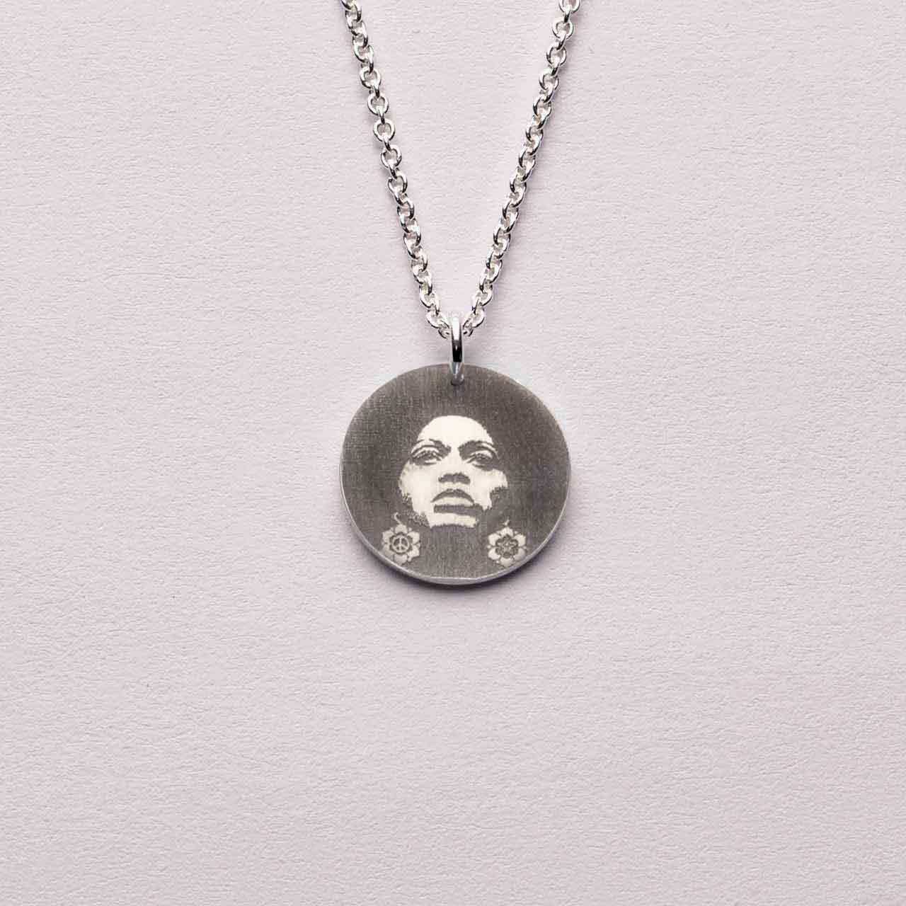 Angela Förebild Hängsmycke - Feministsmeden