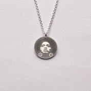 Angela Förebild Hängsmycke - Feministsmeden