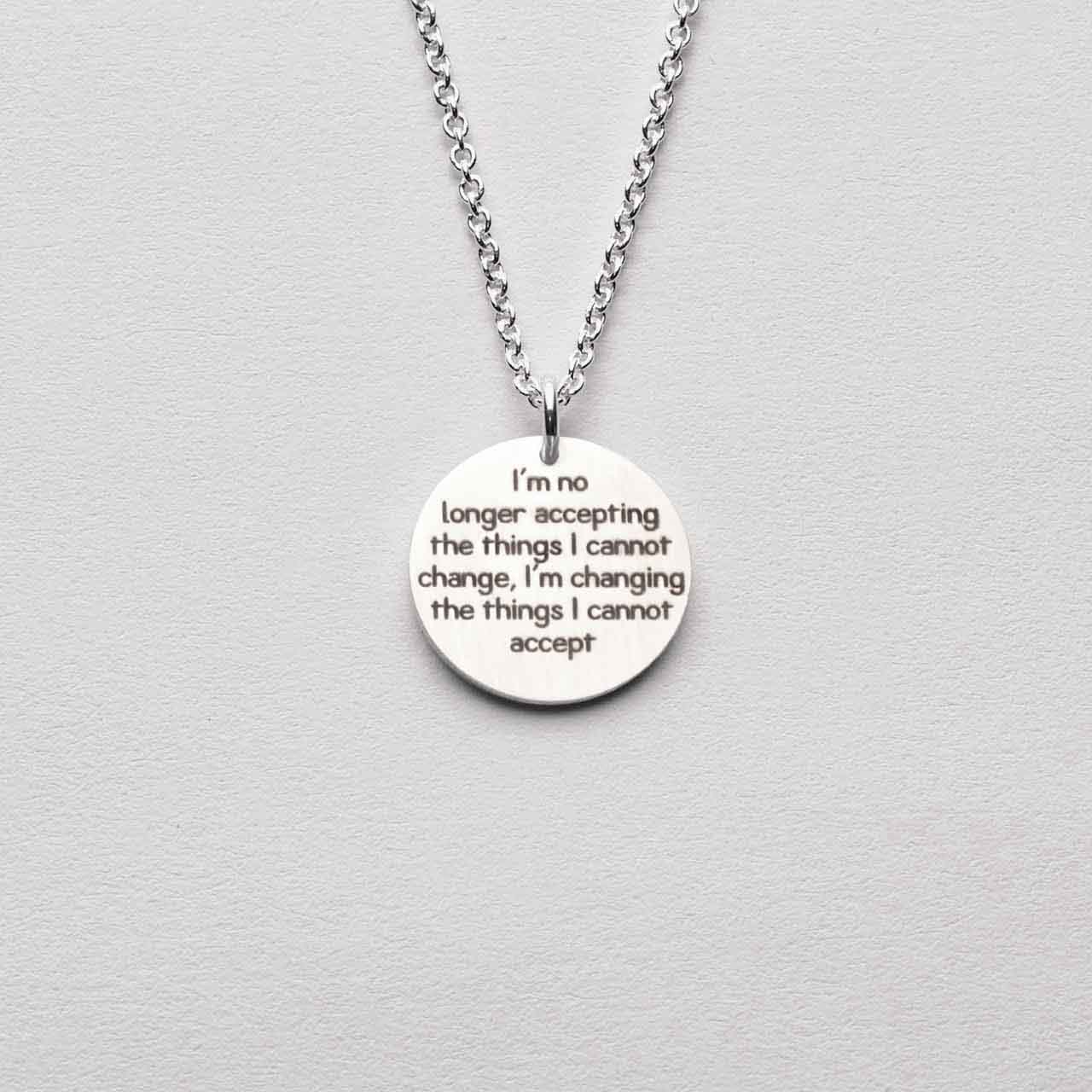 Angela Förebild Hängsmycke - Feministsmeden