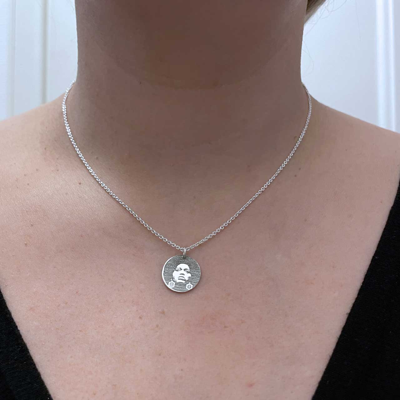 Angela Förebild Hängsmycke - Feministsmeden