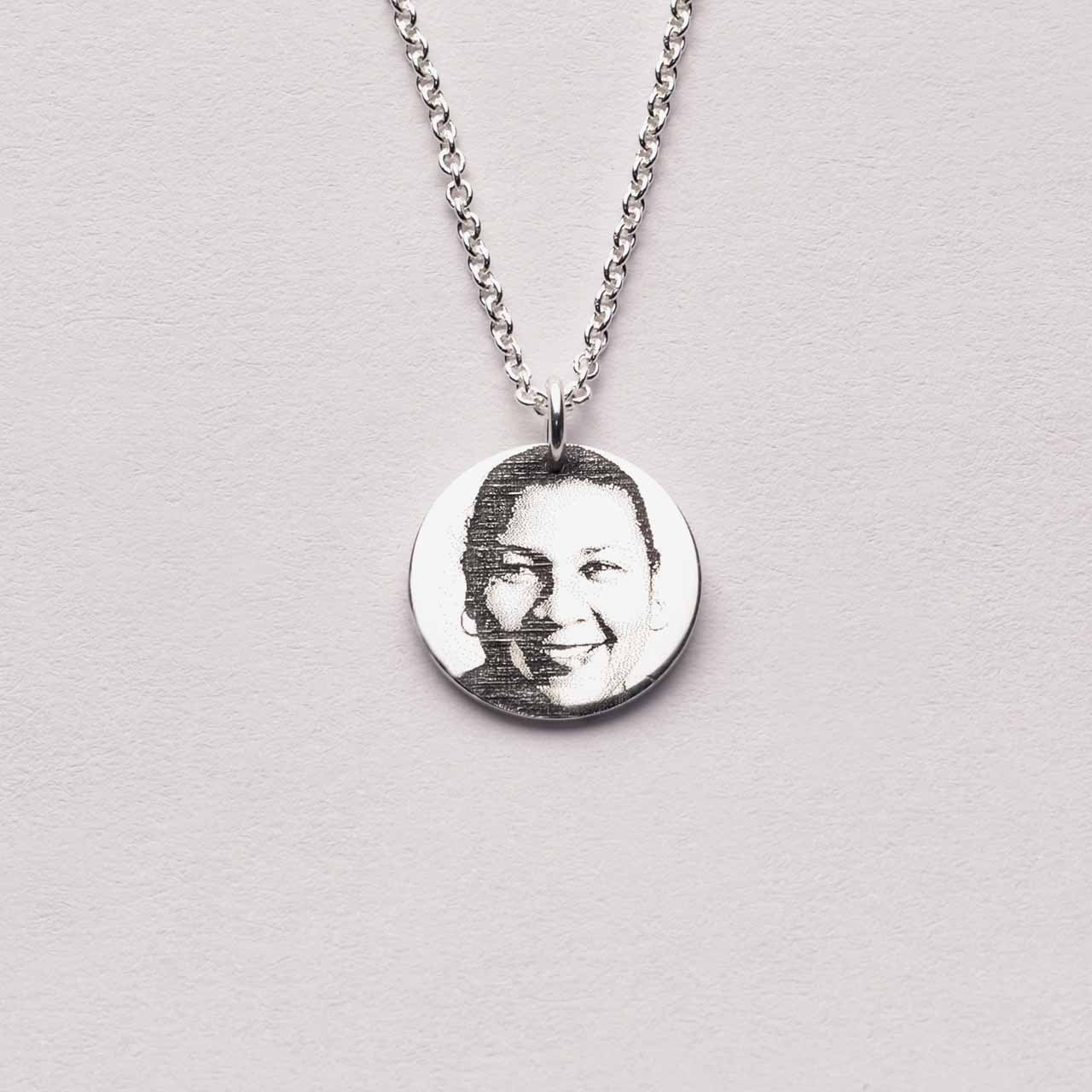 bell Förebild Hängsmycke - Feministsmeden