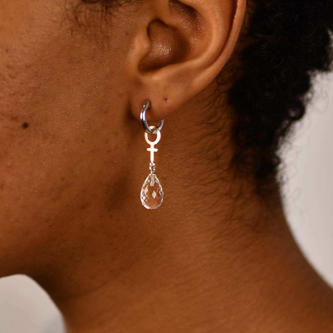 Bergskristall Hoop Feministörhängen - Feministsmeden