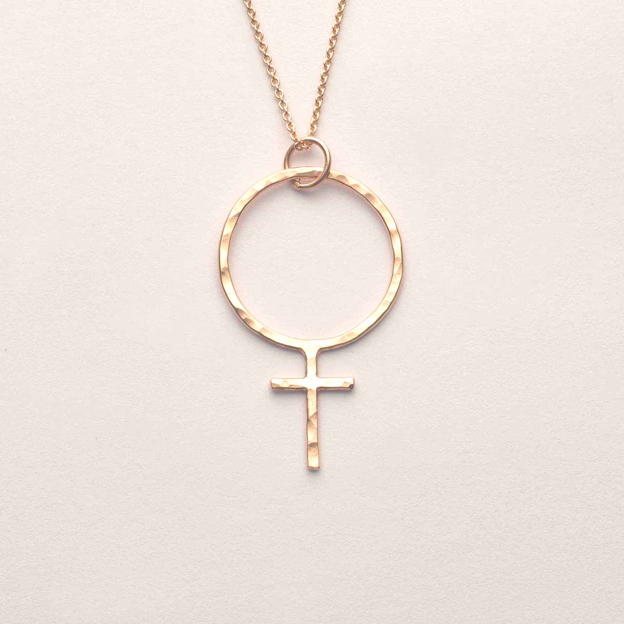 Bibi Feministhänge hamrad 18k guld - Feministsmeden