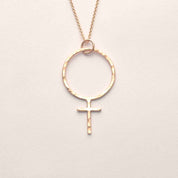 Bibi Feministhänge hamrad 18k guld - Feministsmeden