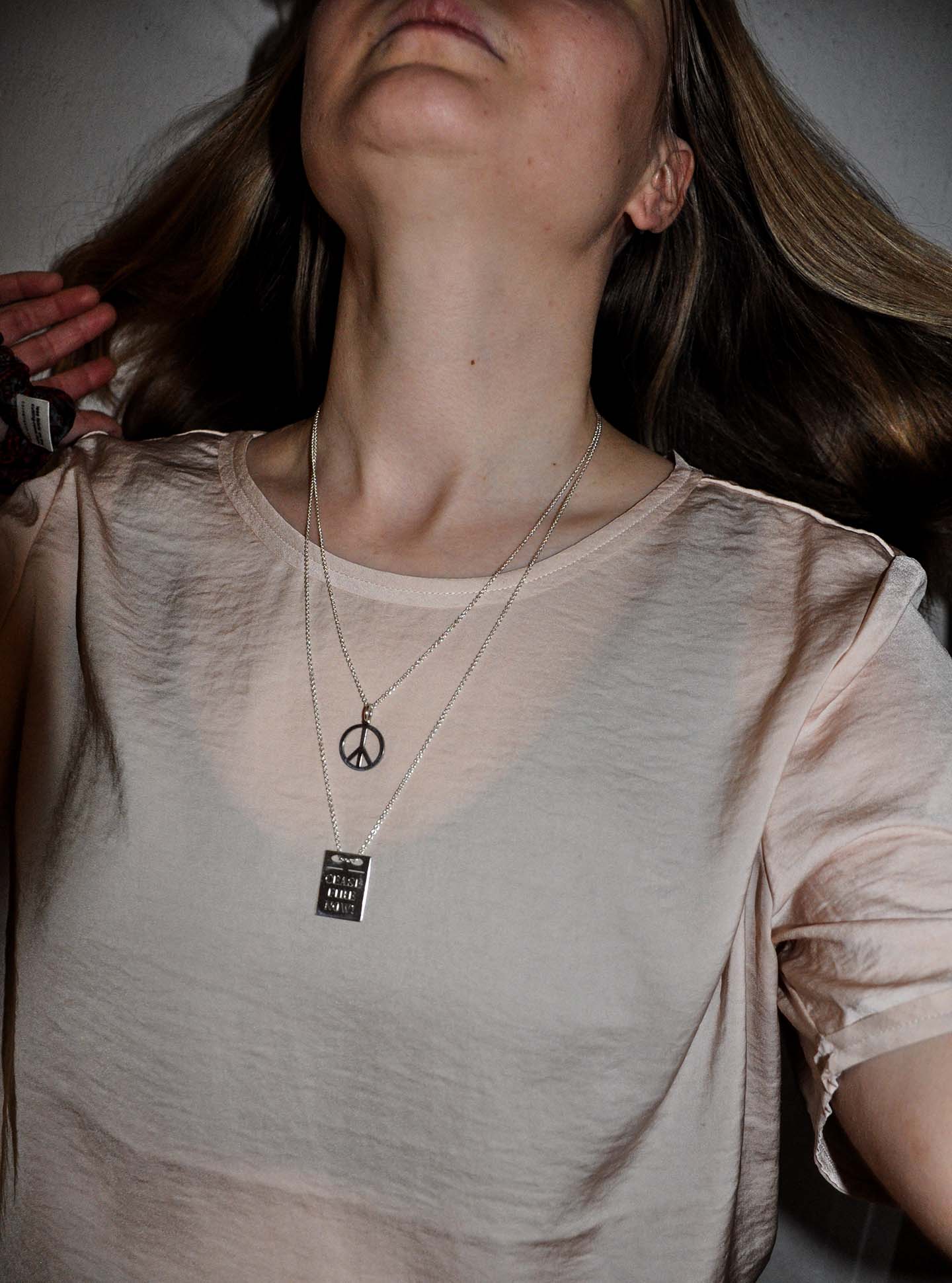 Peace-hänge i silver från Feministsmeden