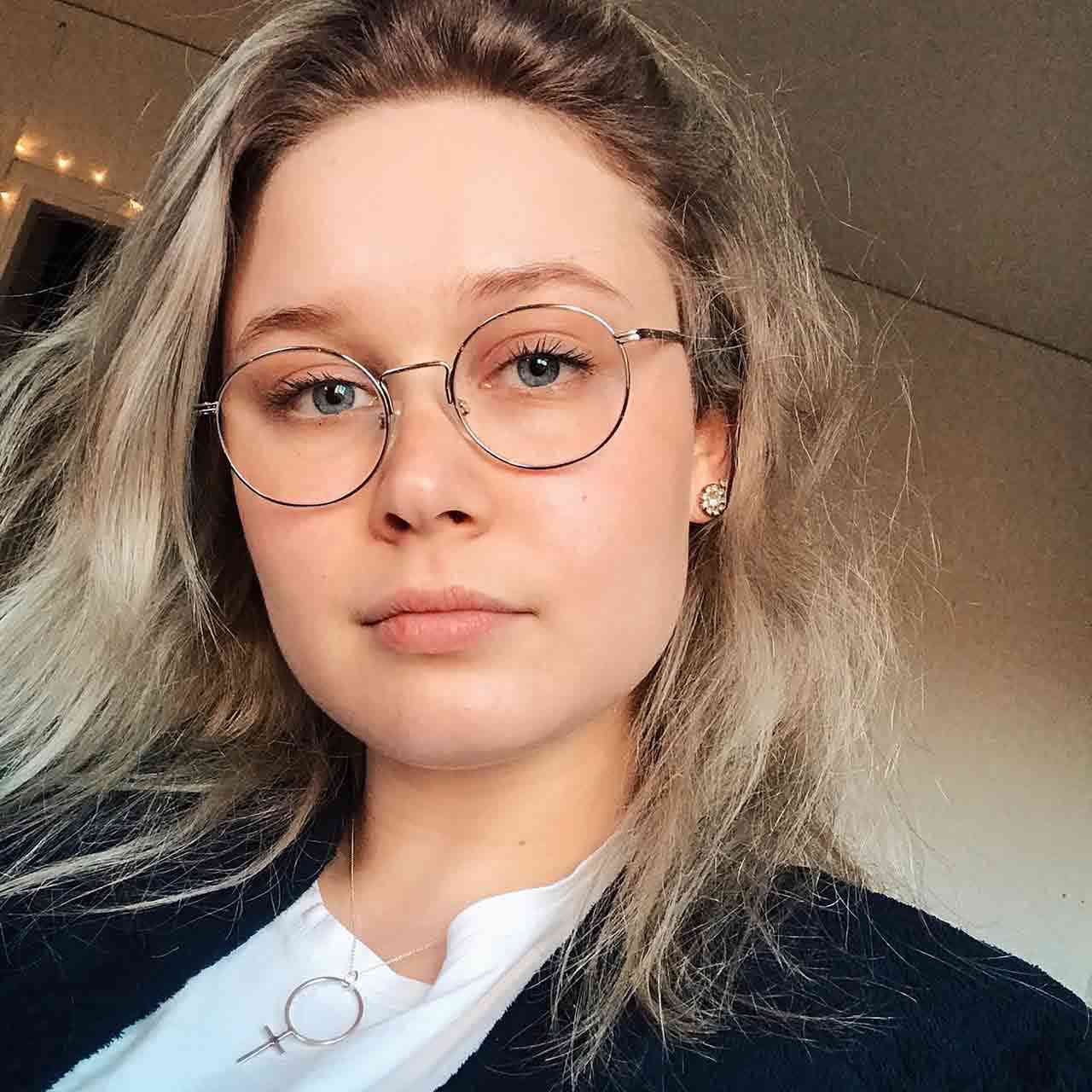 Clara Stort Kvinnotecken Hänge - Feministsmeden