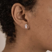 Emma Små Blanka Örhängen - Feministsmeden