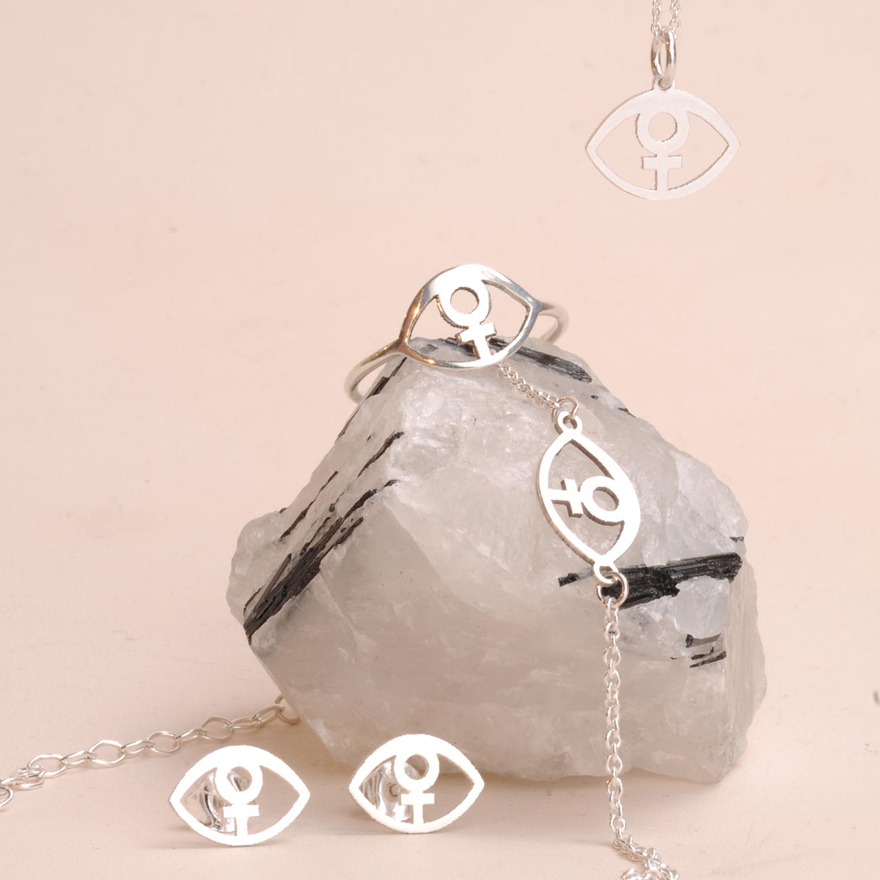 Feministöga Hängsmycke - Feministsmeden