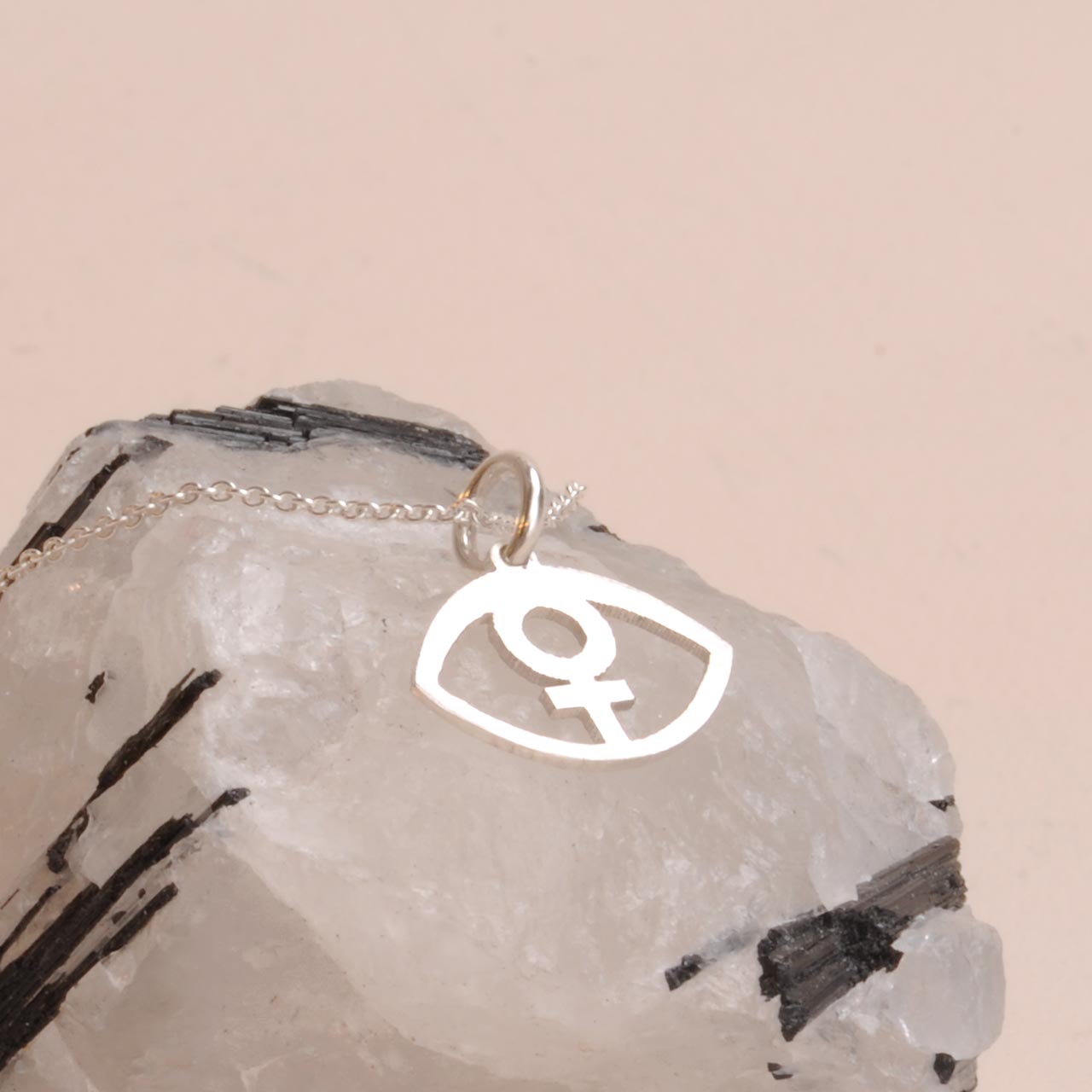 Feministöga Hängsmycke - Feministsmeden