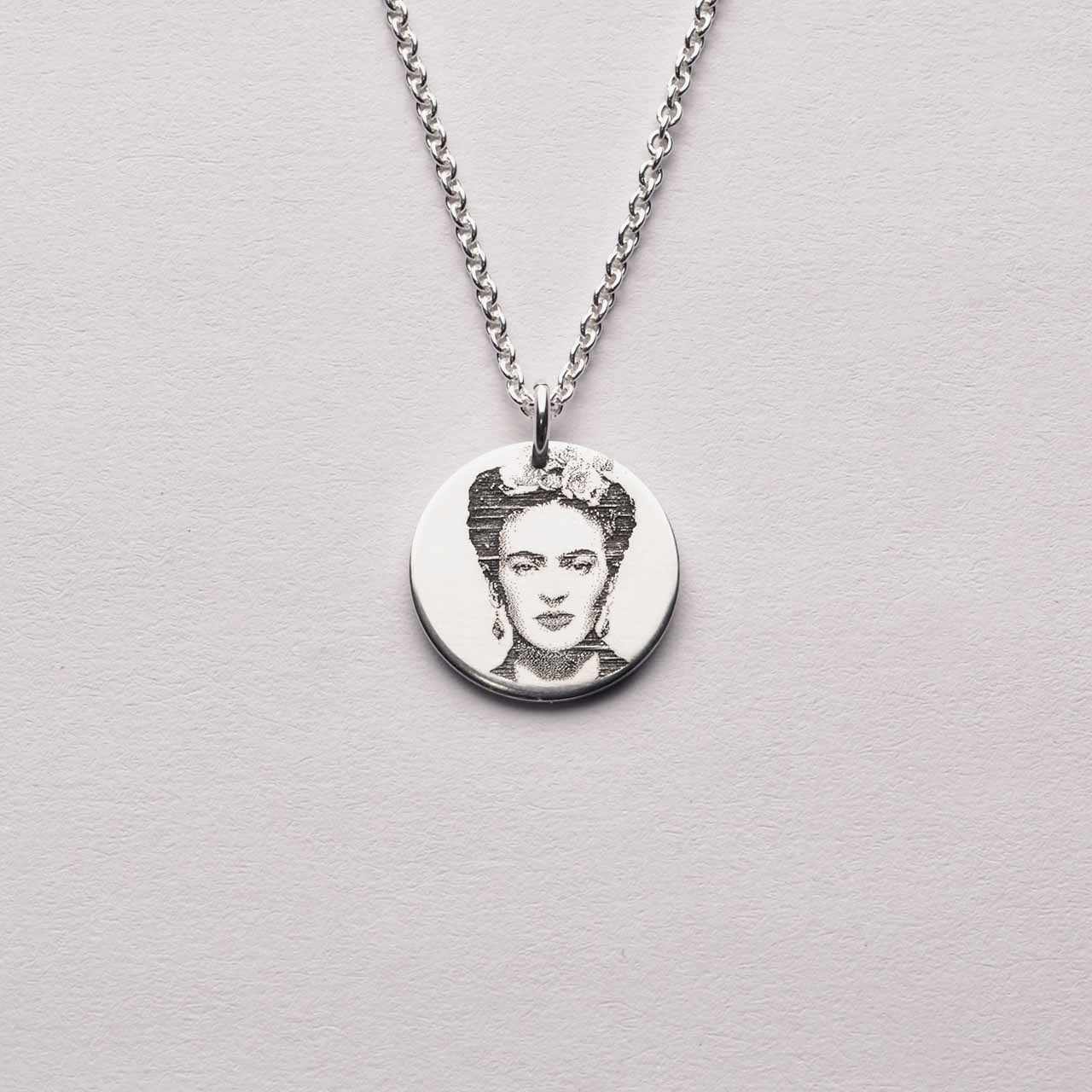 Frida Förebild Hängsmycke - Feministsmeden