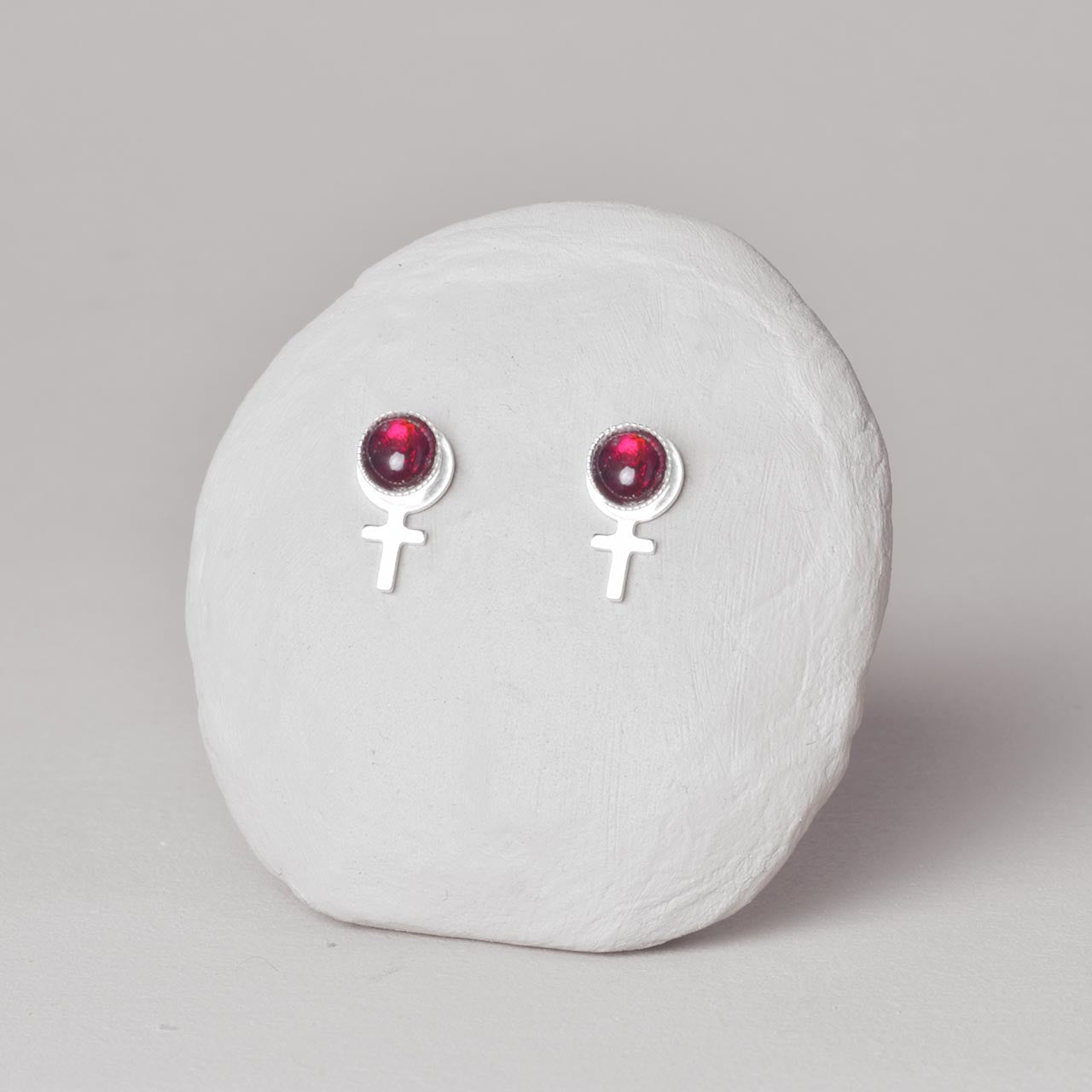 Granat Susan B Studs - Feministsmeden