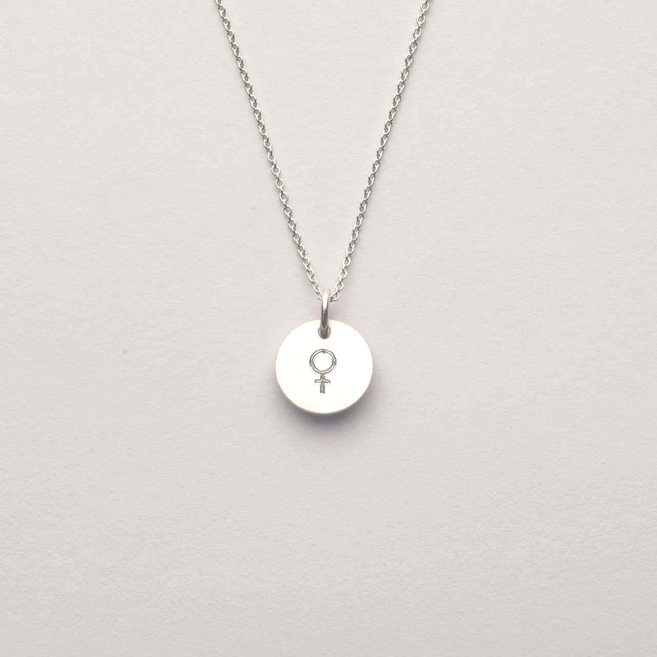 Graverat Kvinnotecken Litet Hänge - Feministsmeden