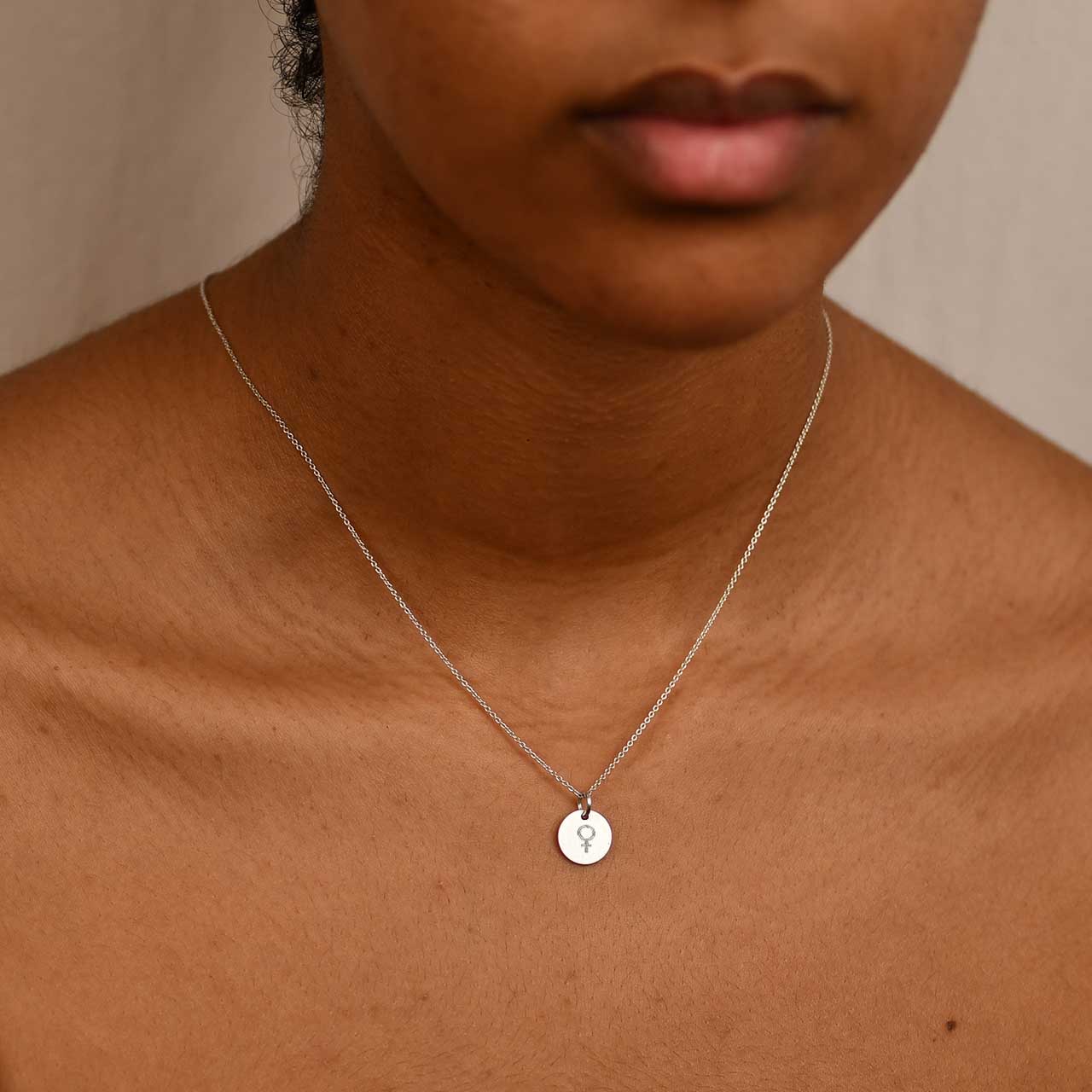Graverat Kvinnotecken Litet Hänge - Feministsmeden