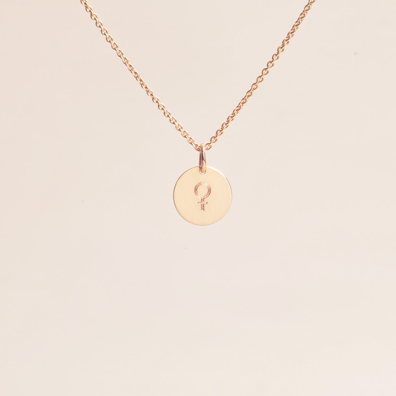 Graverat Litet Hänge 18k - Feministsmeden