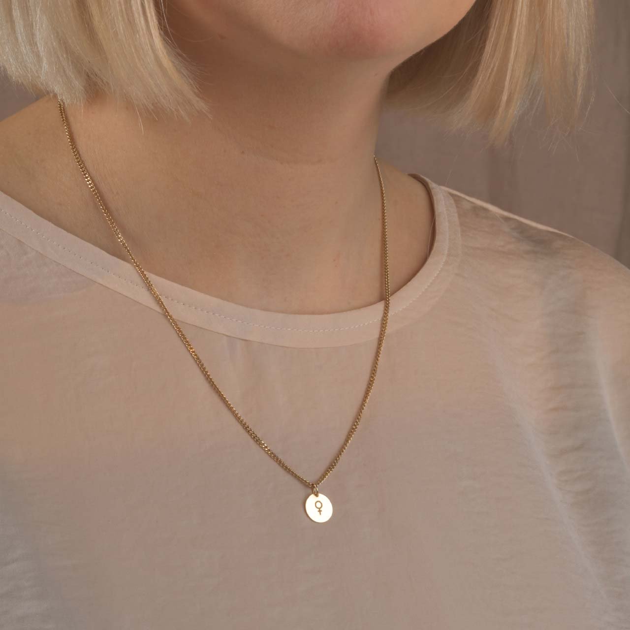 Graverat Litet Hänge 18k - Feministsmeden