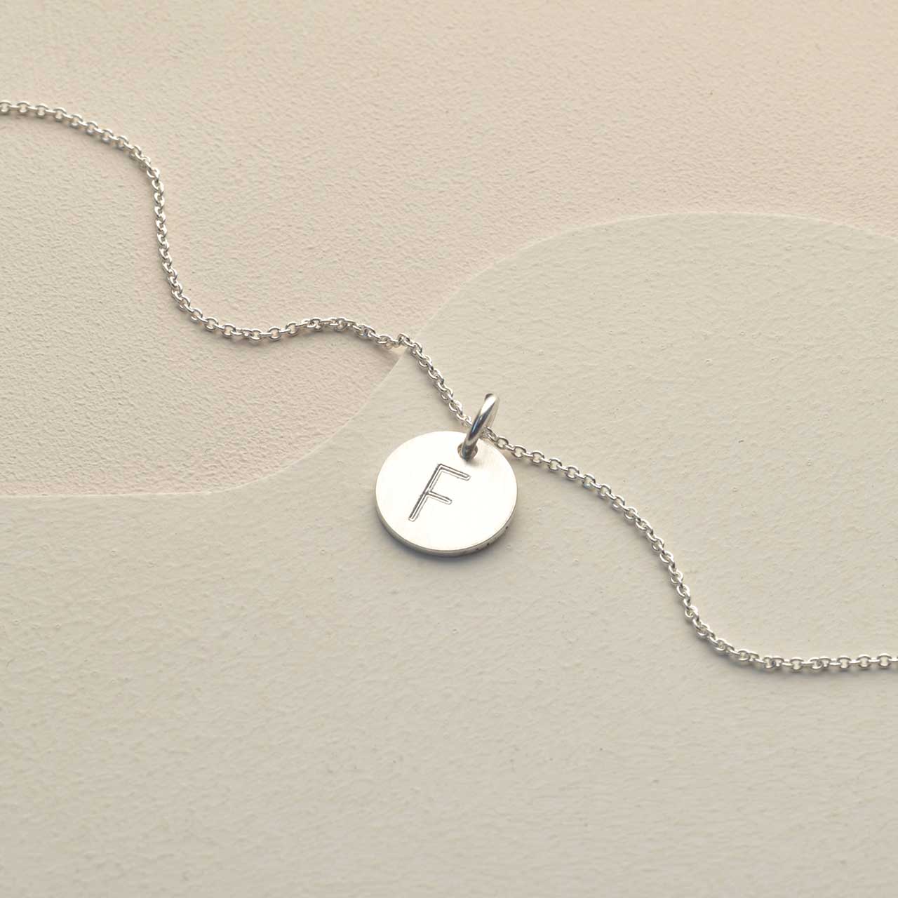 Graverat Personligt Litet Hänge - Feministsmeden