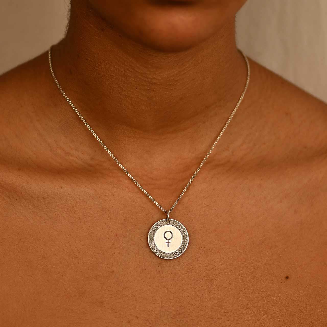 Graverat Stort Hänge - Feministsmeden