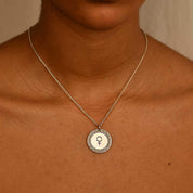 Graverat Stort Hänge - Feministsmeden