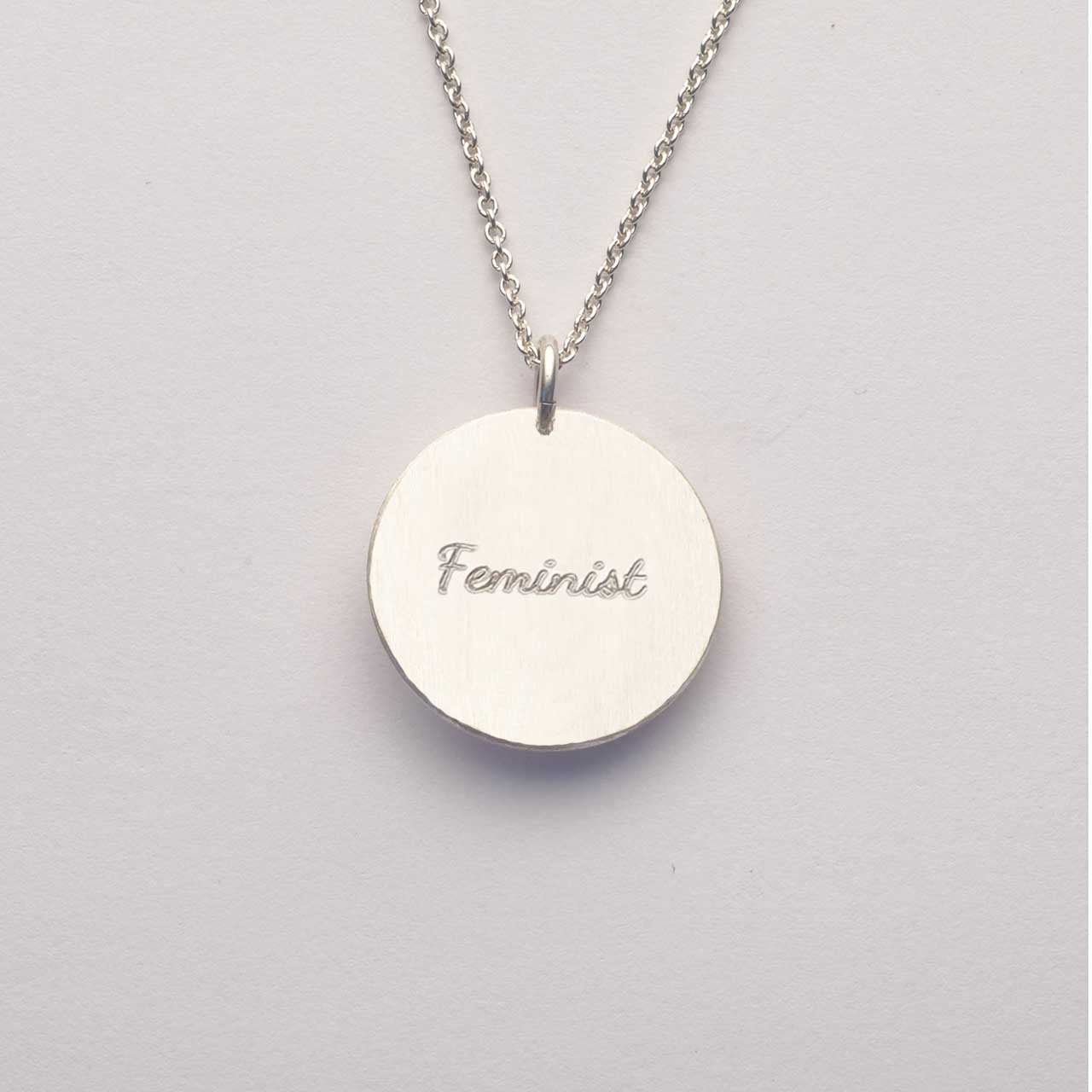 Graverat Stort Hänge - Feministsmeden