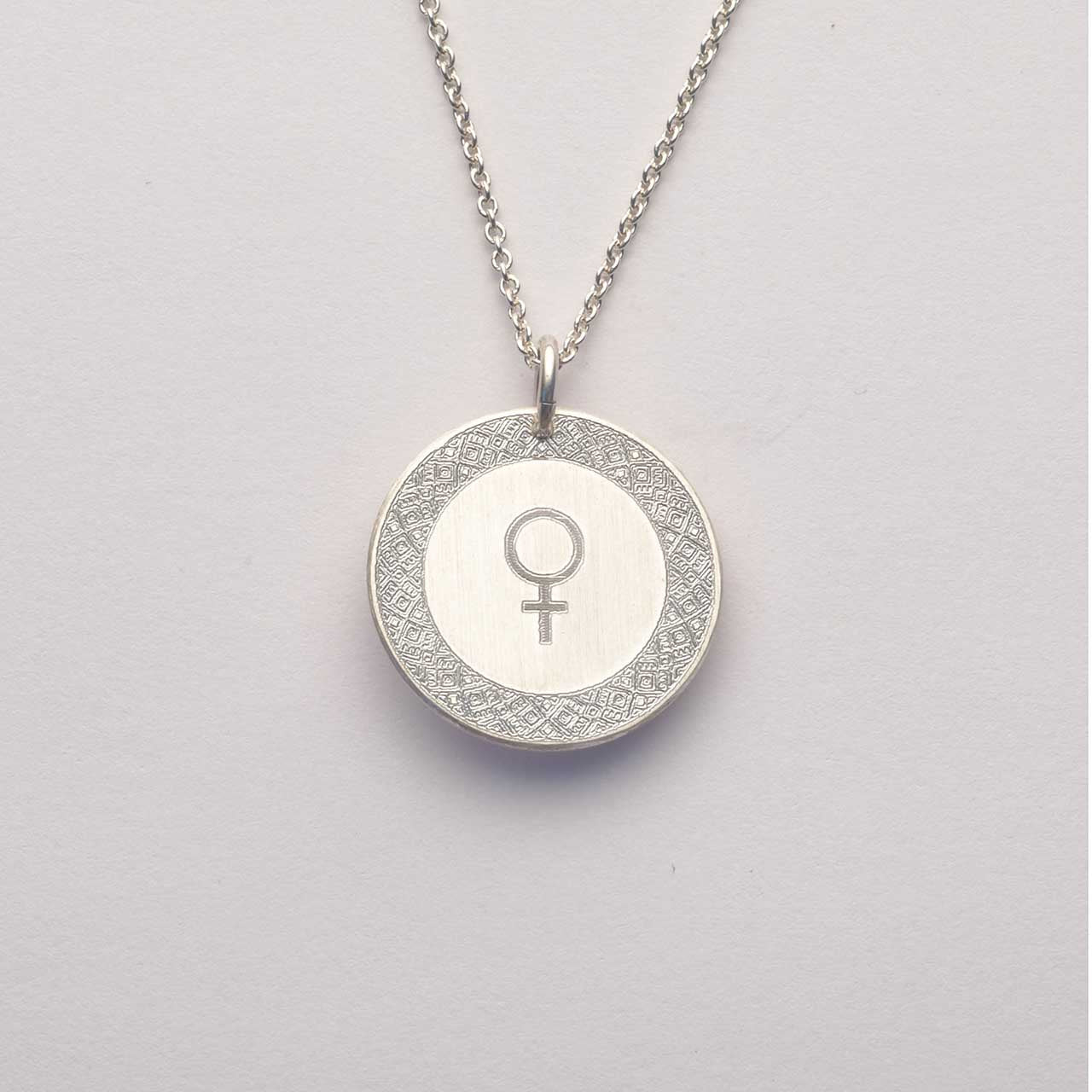 Graverat Stort Hänge - Feministsmeden