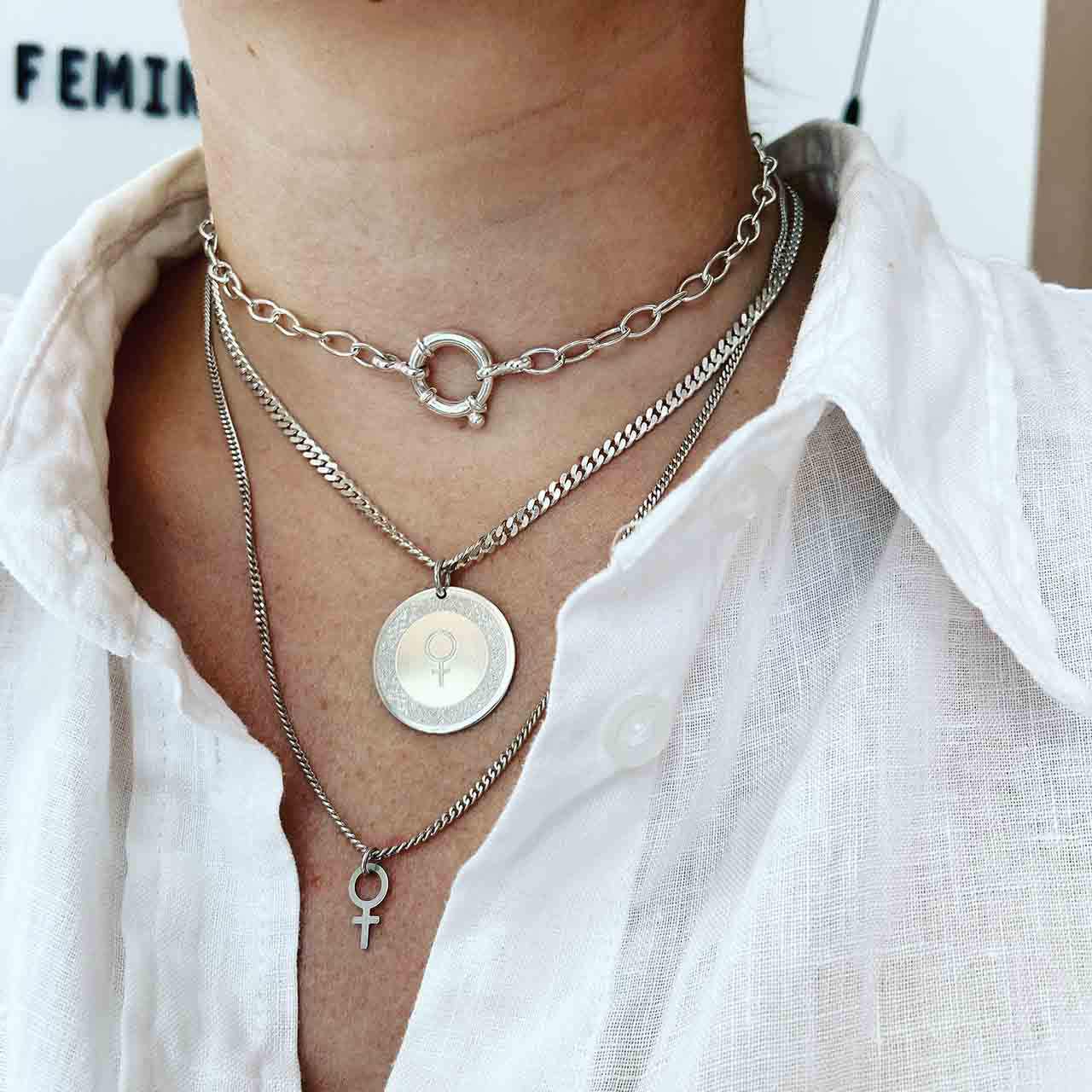 Graverat Stort Hänge - Feministsmeden