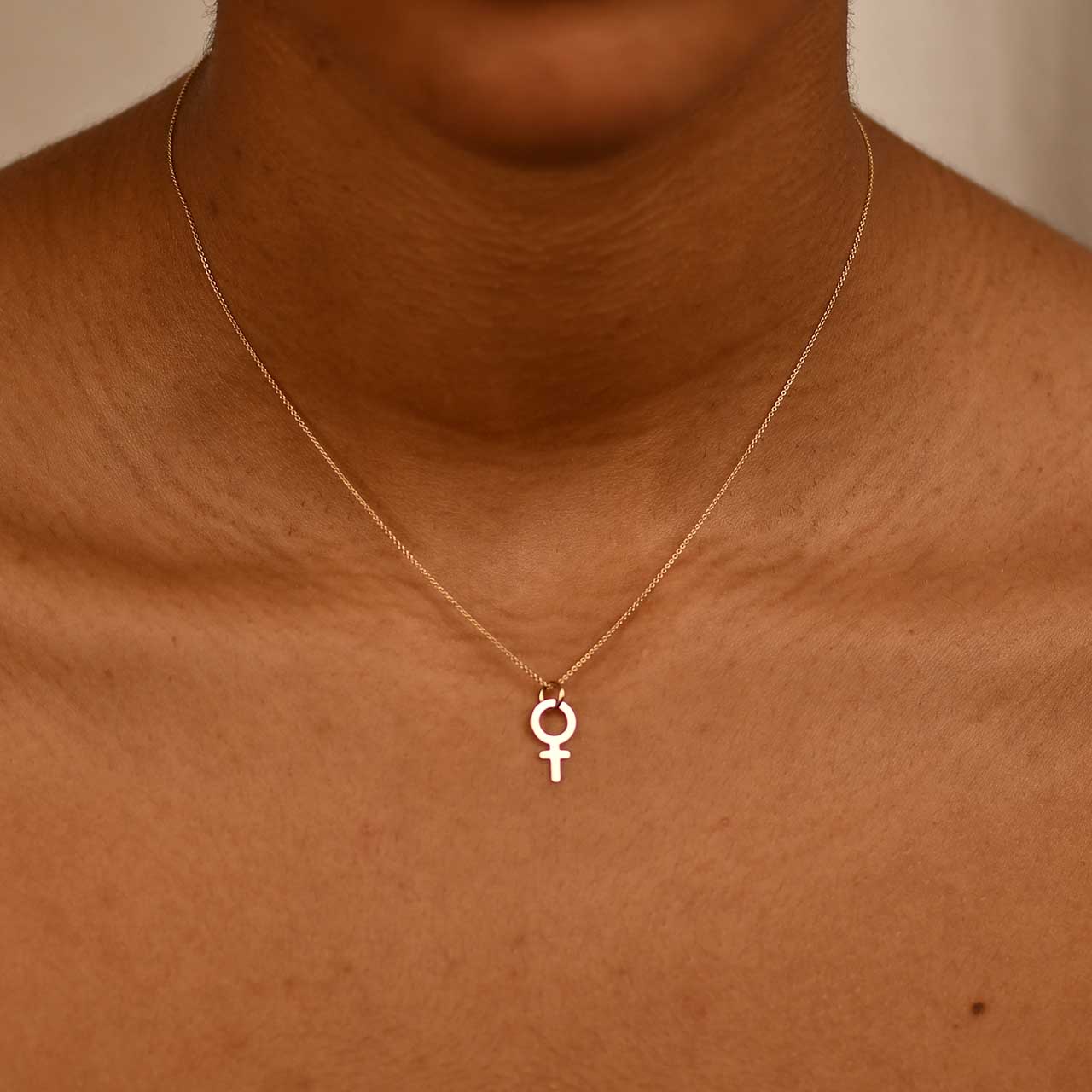 Harriet Feministhänge 18k guld - Feministsmeden