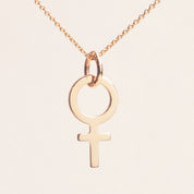 Harriet Feministhänge 18k guld - Feministsmeden