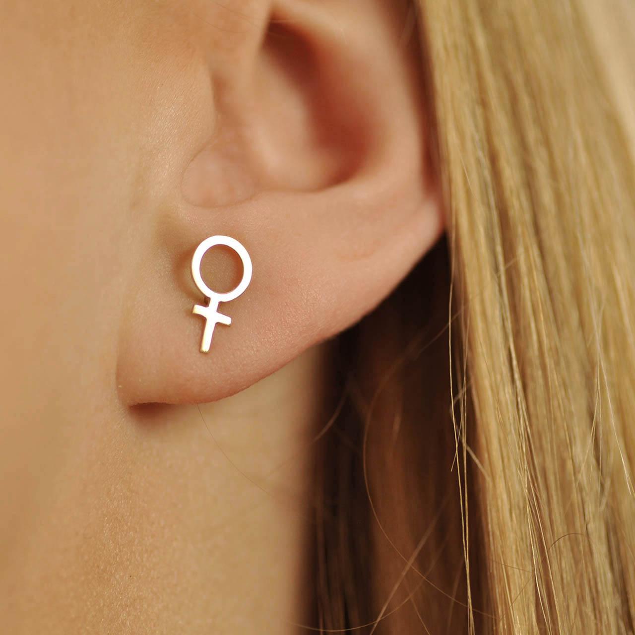 Harriet Feministörhängen 18k guld - Feministsmeden