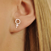 Harriet Feministörhängen 18k guld - Feministsmeden