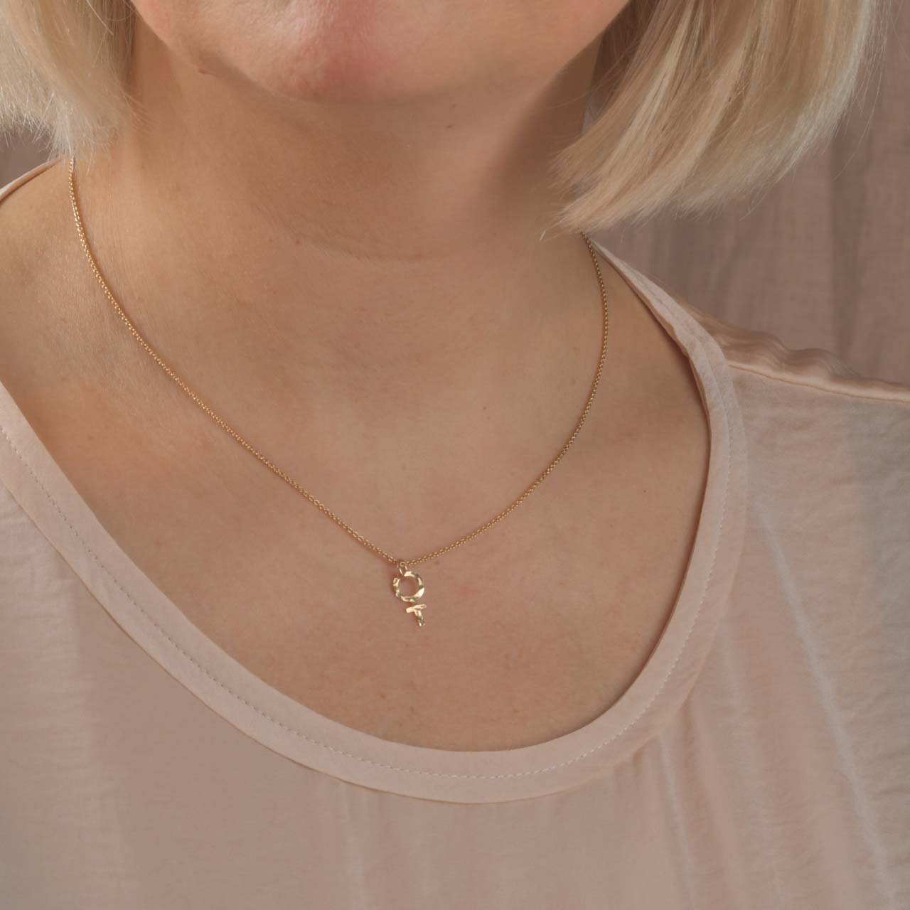 Harriet Hammrat Feministhänge 18k guld - Feministsmeden