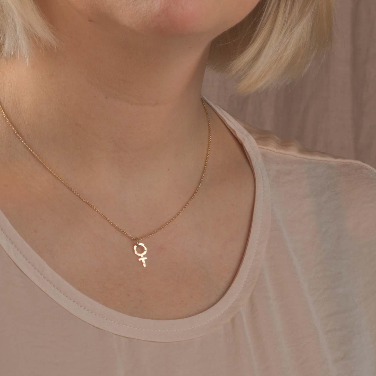 Harriet Hammrat Feministhänge 18k guld - Feministsmeden