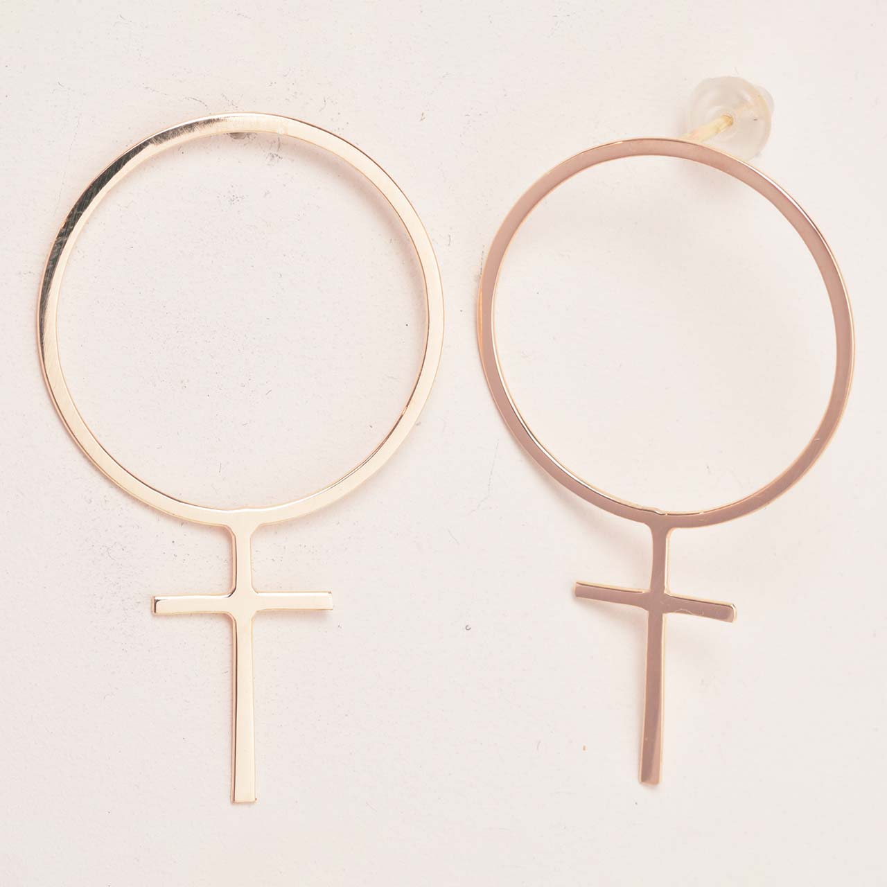 Hedvig Feministörhängen 18k guld - Feministsmeden